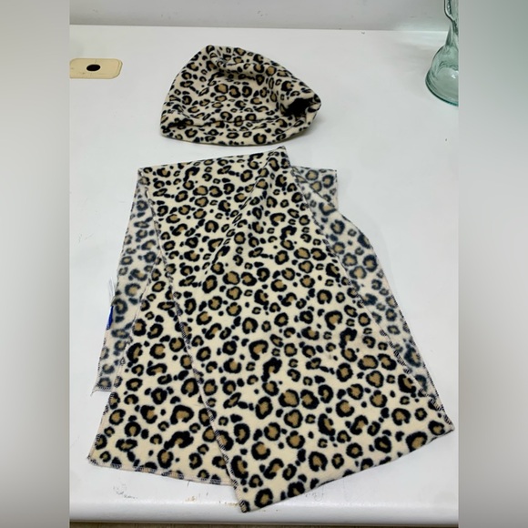 Women’s One Size Matching Set Fleece Leopard Print Beanie Hat & Scarf - Picture 6 of 10